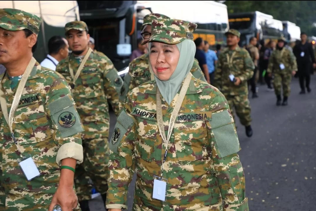 Berseragam Komcad dan Sepatu PDL, Gubernur Khofifah Siap Jalani Retreat Kepala Daerah di Akmil Magelang