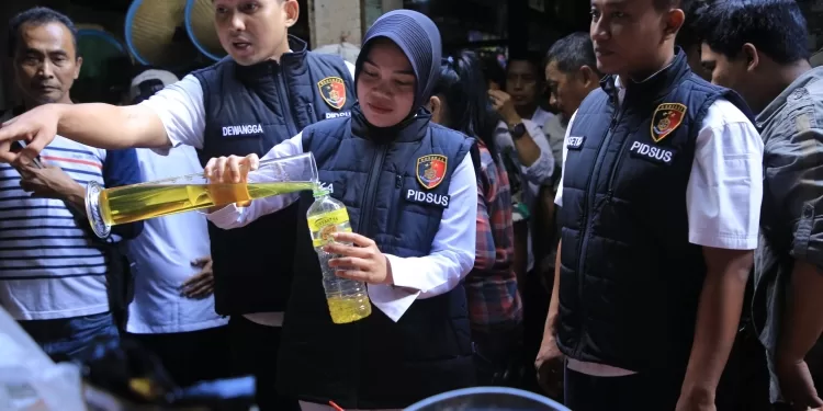 Satgas Pangan Polres Madiun Sidak Pasar, Pastikan Takaran Minyak Subsidi Sesuai
