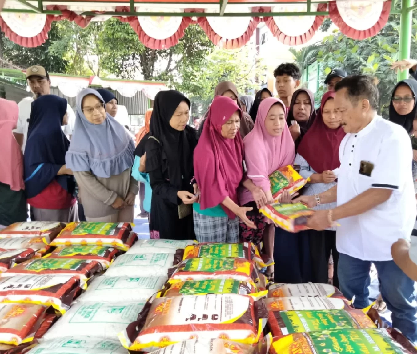 Kedermawanan Abah Ikhsan: Bagikan 6 Ton Beras Jelang Lebaran di Malang