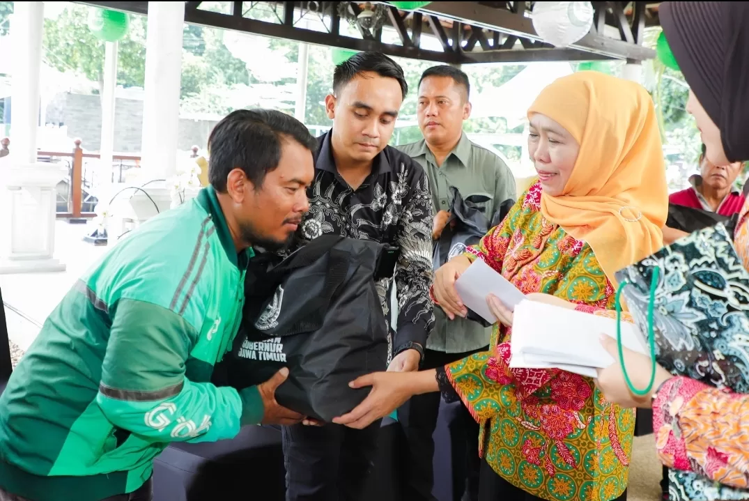 Jelang Lebaran, Gubernur Jatim Bagikan 200 Paket Sembako untuk Warga Surabaya