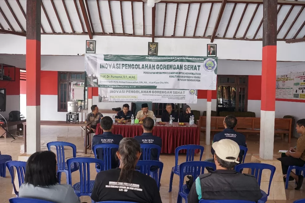 Dari Kampus untuk Desa: Tim UM Kenalkan Alat Peniris Minyak Hemat Listrik untuk UMKM Blitar