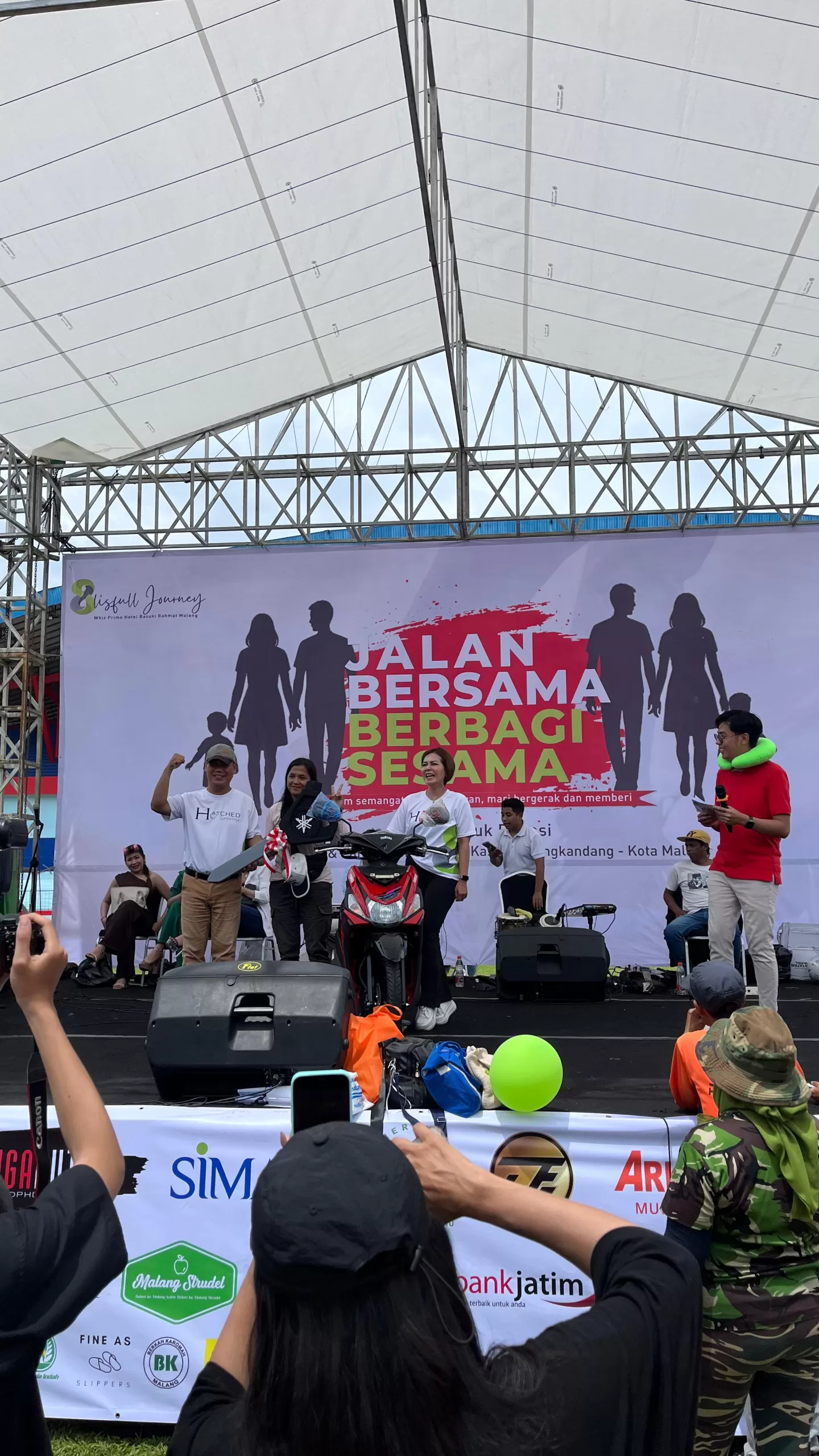 Whiz Prime Hotel Basuki Rahmat Malang Rayakan HUT ke-8 dengan Jalan Sehat Amal Bertema Hari Pahlawan