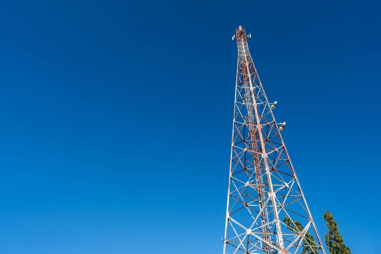 Sambut Natal dan Tahun Baru, Indosat Perkuat Jaringan di Jawa Timur dengan Dukungan AIvolusi5G