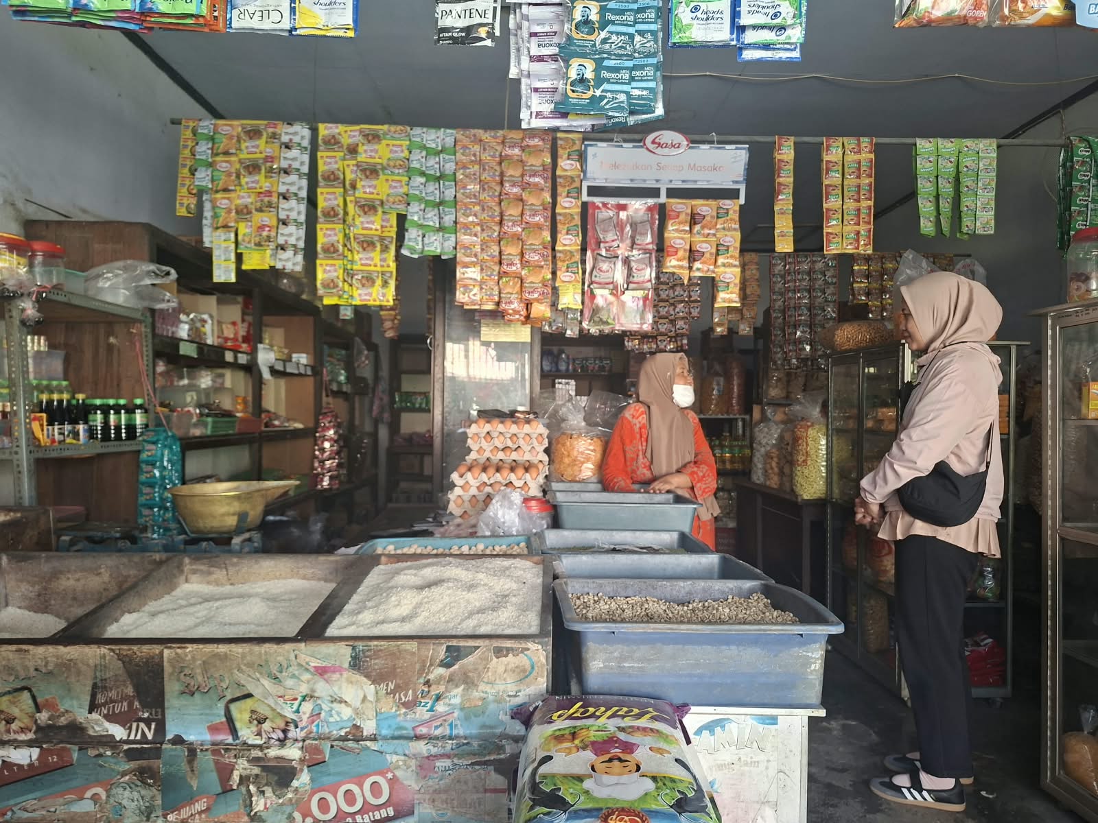 Bukan Hanya Modal, Pendampingan BRI Ikut Dorong Usaha Sembako Triningsih di Tulungagung