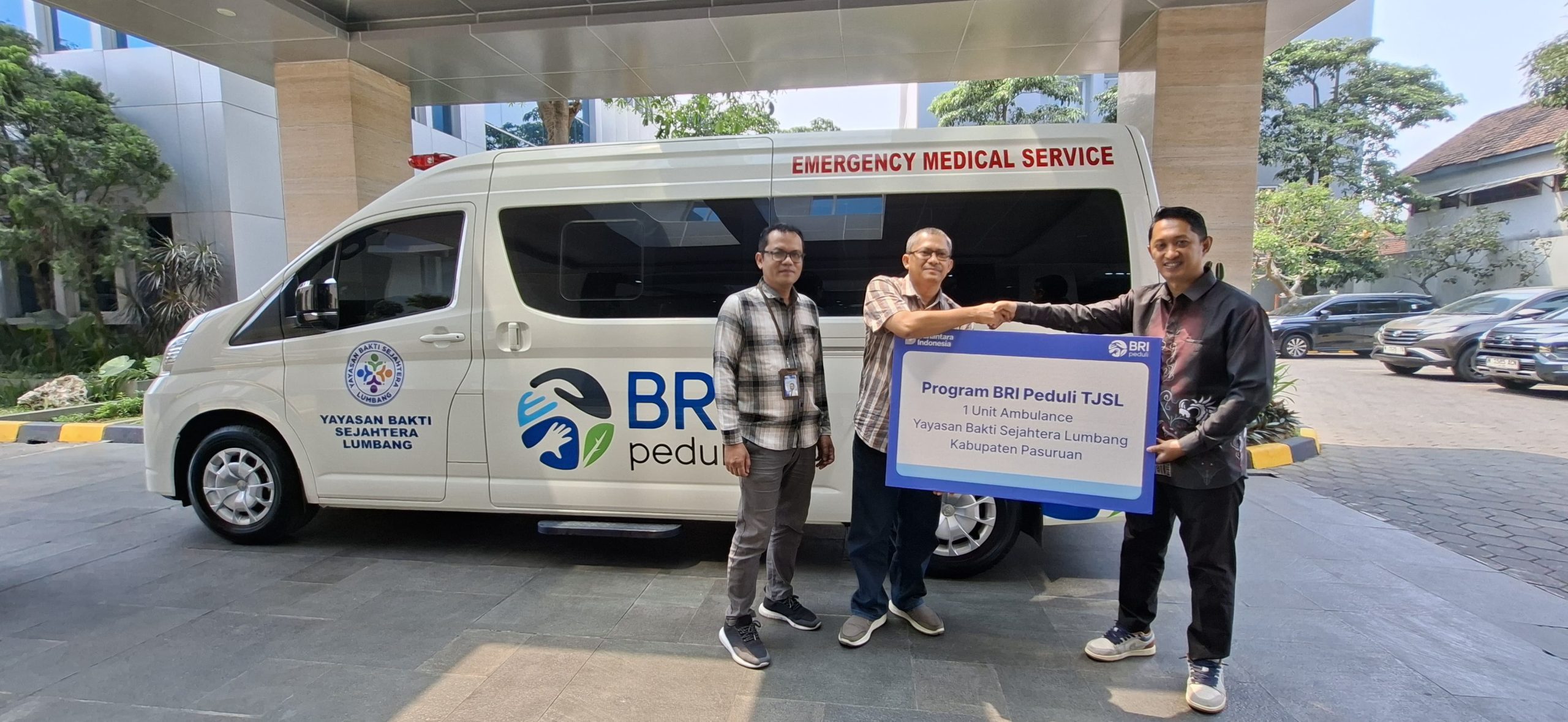 BRI Region 13 Malang Tambah Sarana Kesehatan Warga Lumbang Lewat Ambulans