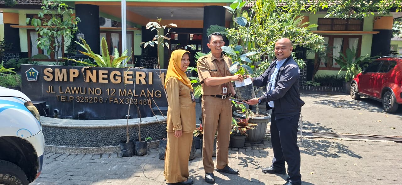 Bukan Sekadar Penghijauan, BRI Region 13 Malang Serahkan Pohon Produktif ke Sekolah